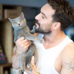 Armin, “bırak beni Ali, tripliyim sana” gibi bakışlar atsa da sahibiyle olmaktan aşırı mutlu bir kedi!