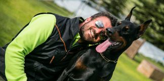 Şampiyon köpeklerin eğitmeni; Tarkan Özvardar Şampiyon köpeklerin eğitmeni; Tarkan Özvardar